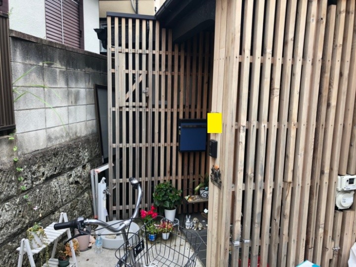 玄関前の木製柵全景