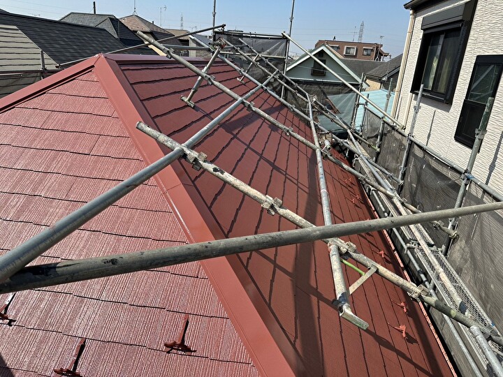 屋根の塗装工事が完了した住居