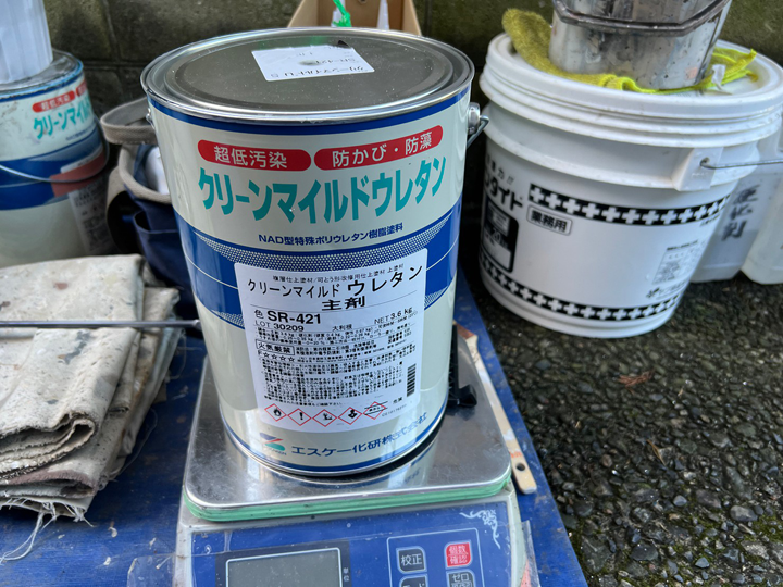 アクリル塗料とウレタン塗料は外壁塗装でどんな違いがある？コストや耐久性・特徴を比較