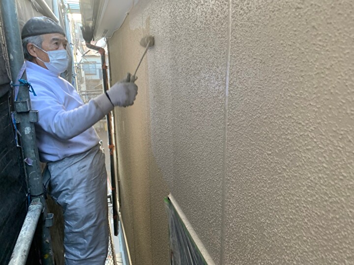 塗料を用いた外壁の塗装作業の工程
