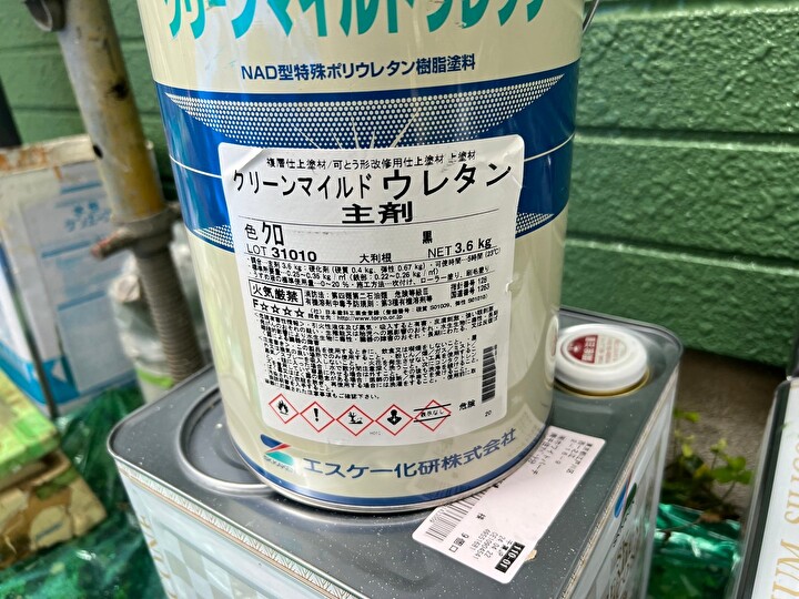 付帯部の塗装にはエスケー化研製のクリーンマイルドウレタンを使用