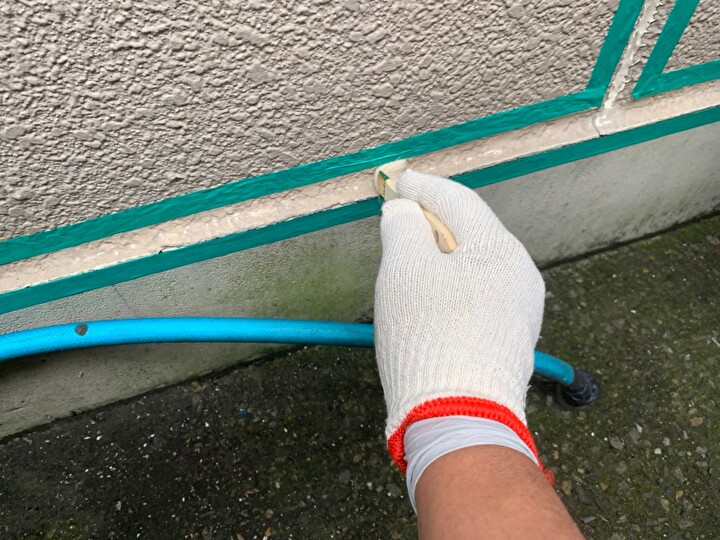 外壁洗浄後のシーリングの打ち増し作業