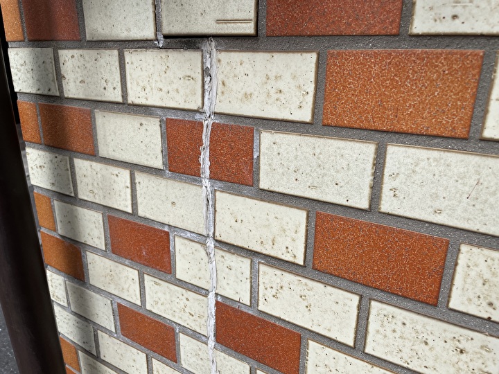 建物側面のヒビ割れを家主が補修を行った痕跡