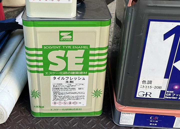 タイル面の塗装にエスケー化研のタイルフレッシュを使用