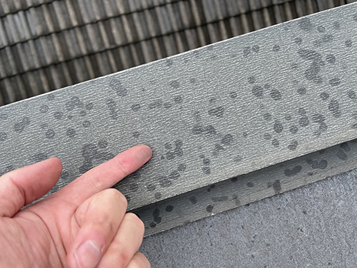 屋根材や板金部分にチョーキングが発生