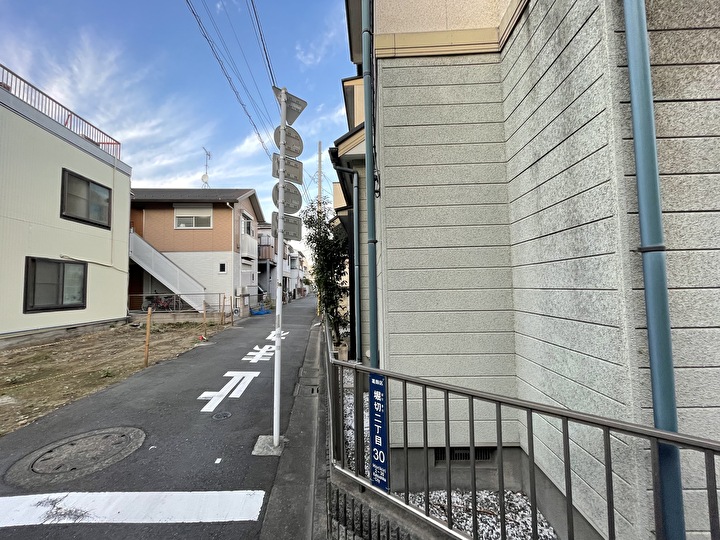 外壁細部の黒ずみや汚れの状態