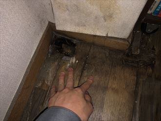 雨漏りによる床面木材の腐食の進行具合