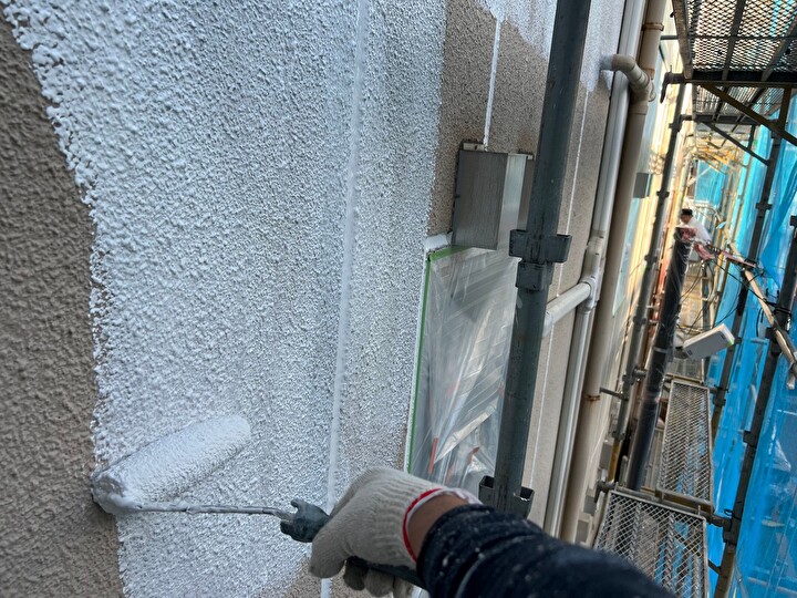 水性ソフトサーフSGを使用した下塗り作業
