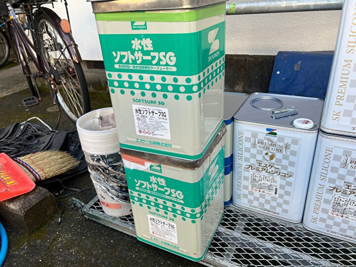 下塗り材にエスケー化研の水性ソフトサーフSGを使用
