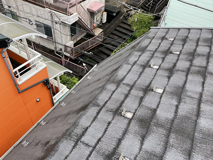 屋根の塗膜の劣化が進行している状態