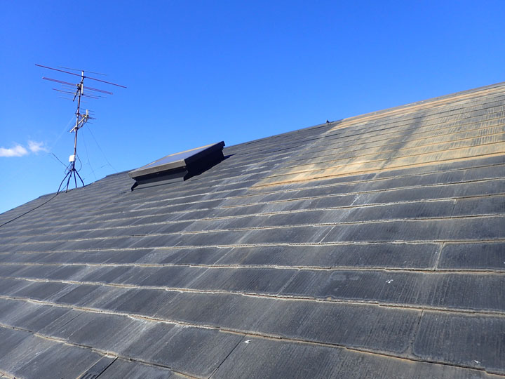 太陽熱温水器が撤去されたスレート屋根