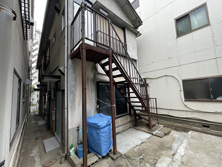 クリーンマイルドウレタンを用いた塗装工事前のアパート