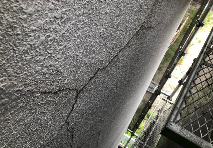 外壁に発生したひび割れ