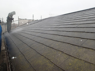スレート屋根を高圧洗浄
