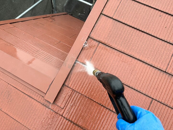屋根への高圧洗浄による下地処理作業