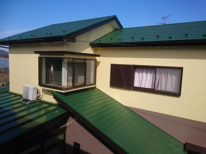 遮熱塗料ワイドシリコン遮熱αを使った屋根塗装工事後の住宅