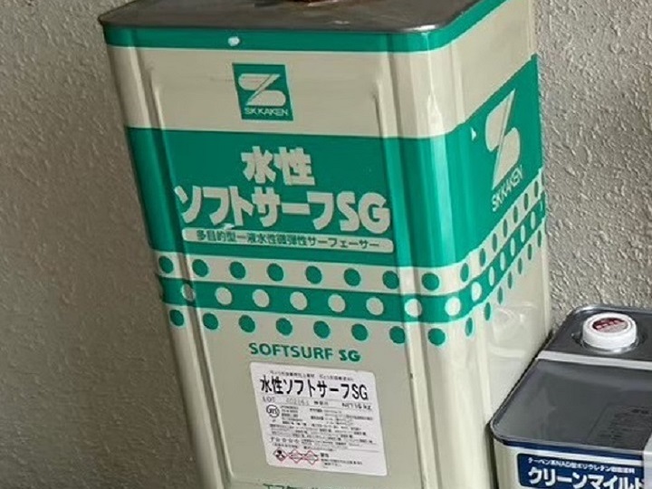 水性ソフトサーフSGは微弾性の下塗り材を使用