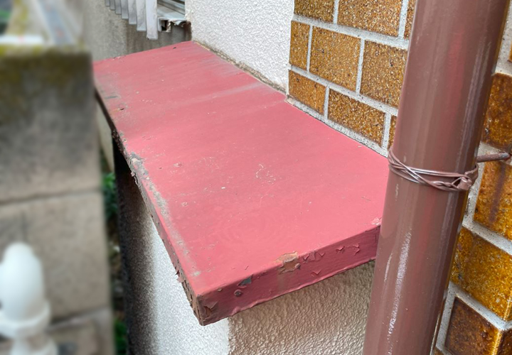 新宿区大久保のお客様邸で玄関付近に設置されている板金部分の塗装工事！