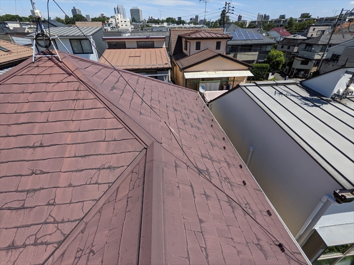 ひび割れだらけの屋根
