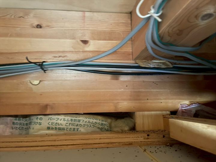 バルコニー直下の小屋裏の様子