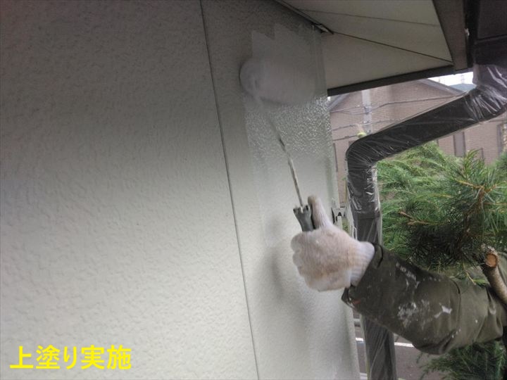 外壁の上塗り作業