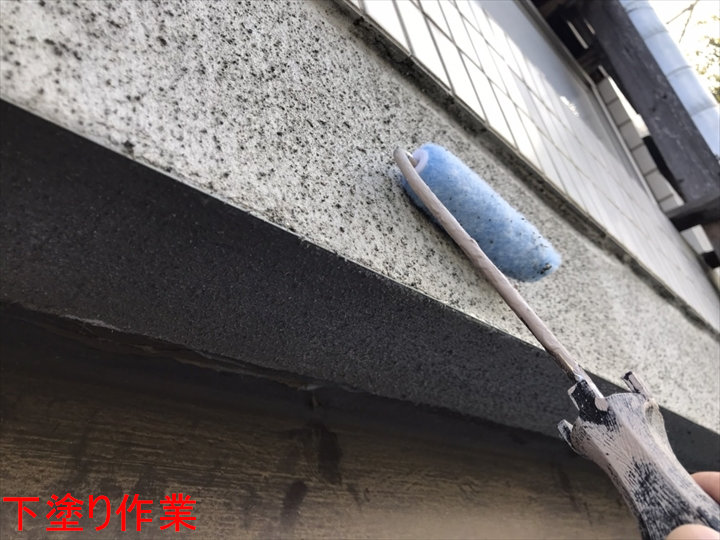 外壁の下塗り作業