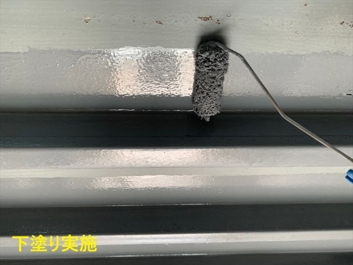 下塗り中の階段裏