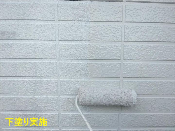 外壁の下塗り作業