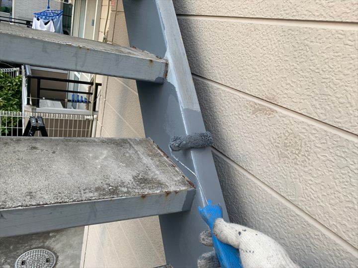 支柱の下塗り作業