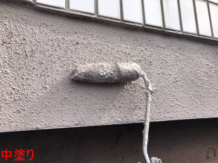 外壁の中塗り作業