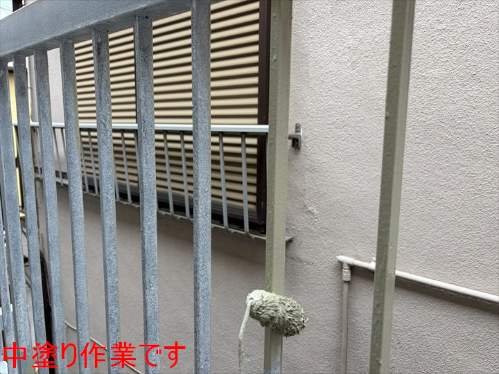 格子部の中塗り作業
