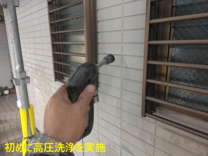 高圧洗浄中の外壁