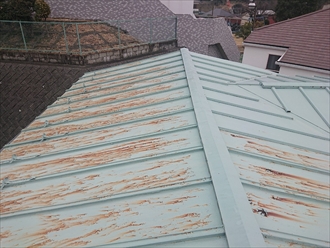 多摩市桜ケ丘でサビが出始めたトタン屋根を塗装工事でメンテナンスします