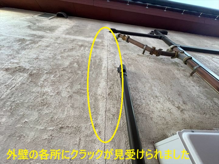 調布市飛田給で外壁のクラックと配管の錆、瓦屋根の漆喰ひび割れを確認した外壁塗装調査