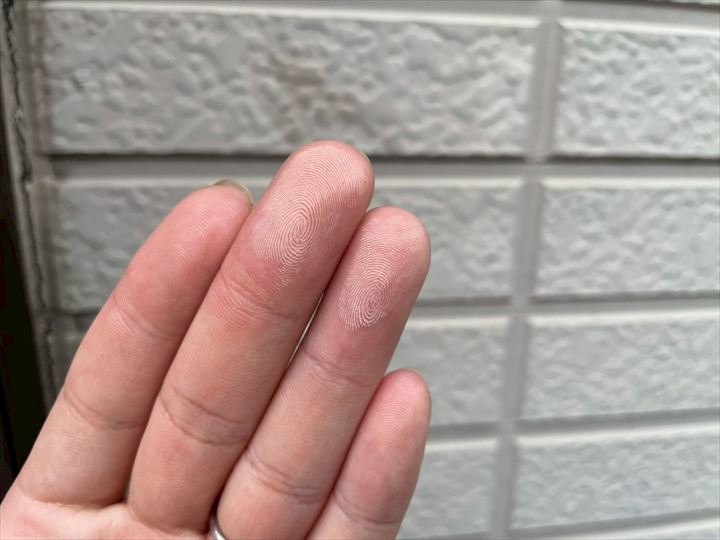指先に付いた白い粉
