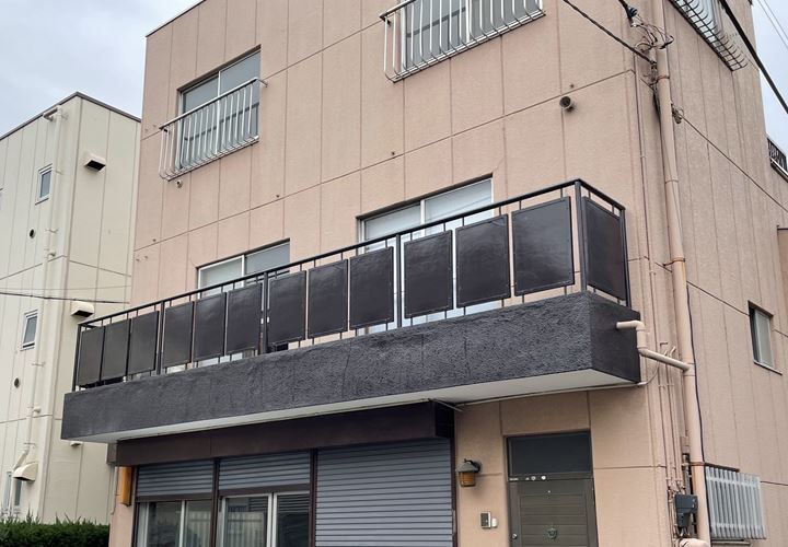 鉄部塗装及び外壁部分塗装工事後の住宅