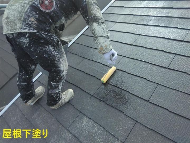 屋根の下塗り作業