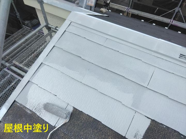 屋根の中塗り作業