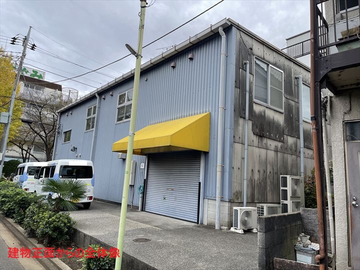 建物正面からみた全景