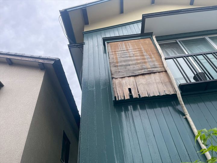 調布市緑が丘にて戸袋の剥がれや外壁の反りを確認！外壁の部分補修工事と戸袋カバー工事をご提案