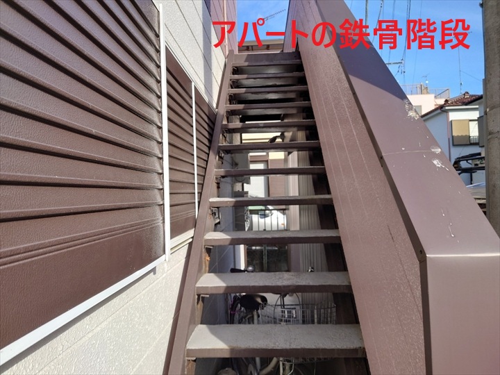 アパートの階段