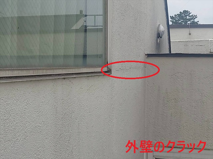 窓下の外壁クラック