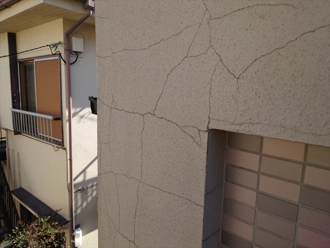 細かなクラックが無数に入っています