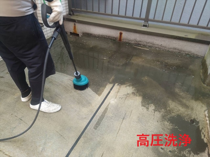 屋上の高圧洗浄作業