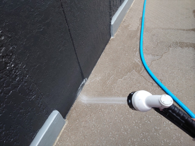 渋谷区本町で散水試験で外壁からの雨漏り原因箇所を特定し格安価格で補修工事！