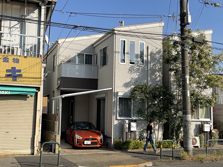外壁塗装工事前の住居