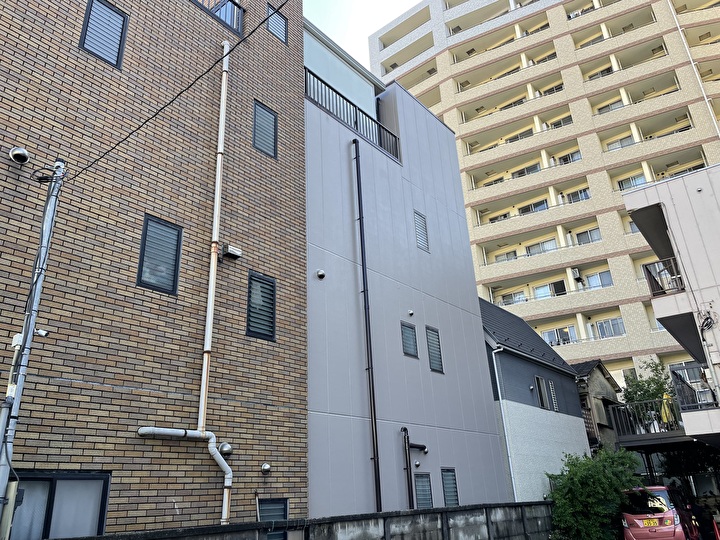 エスケープレミアムシリコンを使用した外壁塗装工事後の建物