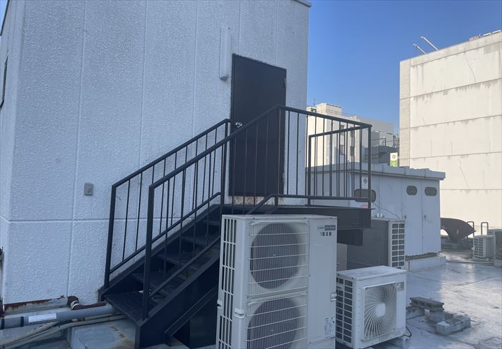 鉄部塗装工事後のビルの階段