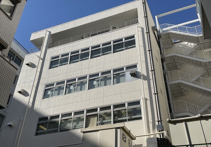 外壁の部分塗装工事後のテナントビル