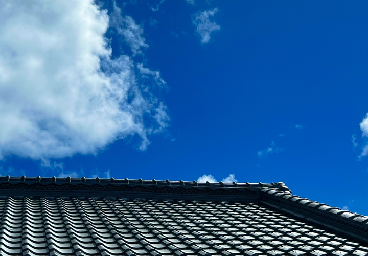 日本瓦の屋根、塗装はなぜ不要なのか
